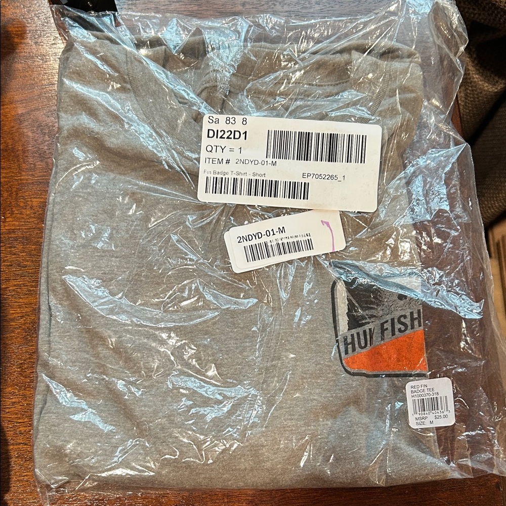 Men’s Huk Fishing Red Fin Badge Tee M